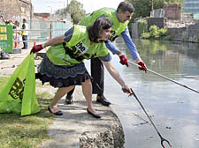 Kirstie Allsopp removes litter in King’s Cross