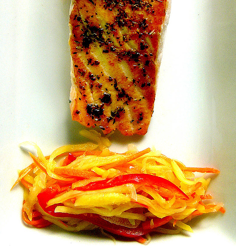 Salmon with green mango 