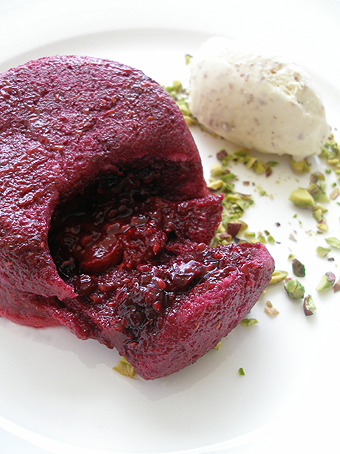 Brown bread ice-cream with strawberries