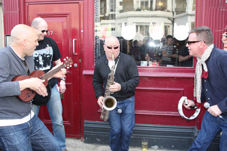 CAMDEN CRAWL 2009: Suggs and Madness performing outside The Edinboro Castle