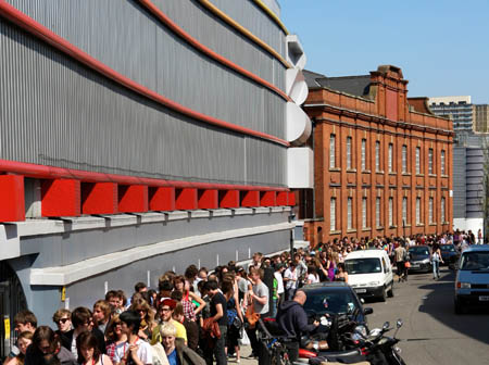 CAMDEN CRAWL 2009: Eager crowds waiting their turn outside the MTV Studios 