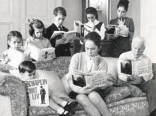 Chaplin in 1964 with wife Oona O’Neill Chaplin and children Josephine, Victoria, Eugene, Jane, Annette and Christopher; the oldest, Geraldine and Michael, are absent. 